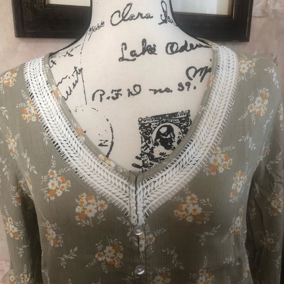 HIPPIE ROSE MEDIUM OLIVE GREEN FLORAL BUTTON FRONT TOP - Picture 4 of 6